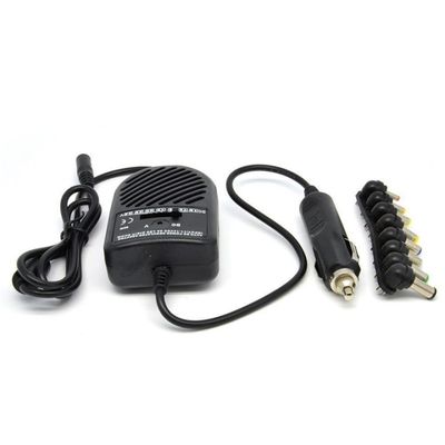 Universal Notebook DC-sovitin autoon, jossa on 8 liitintä