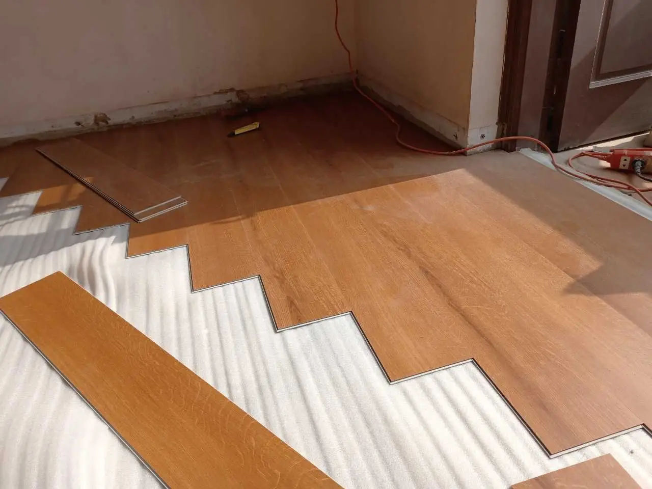 Sàn gỗ đỏ là gì? Đặc điểm nổi bật và ứng dụng thực tế