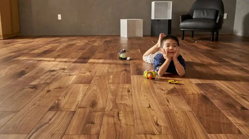 So sánh sàn gỗ và sàn gạch Nên chọn loại nào cho không gian nhà bếp