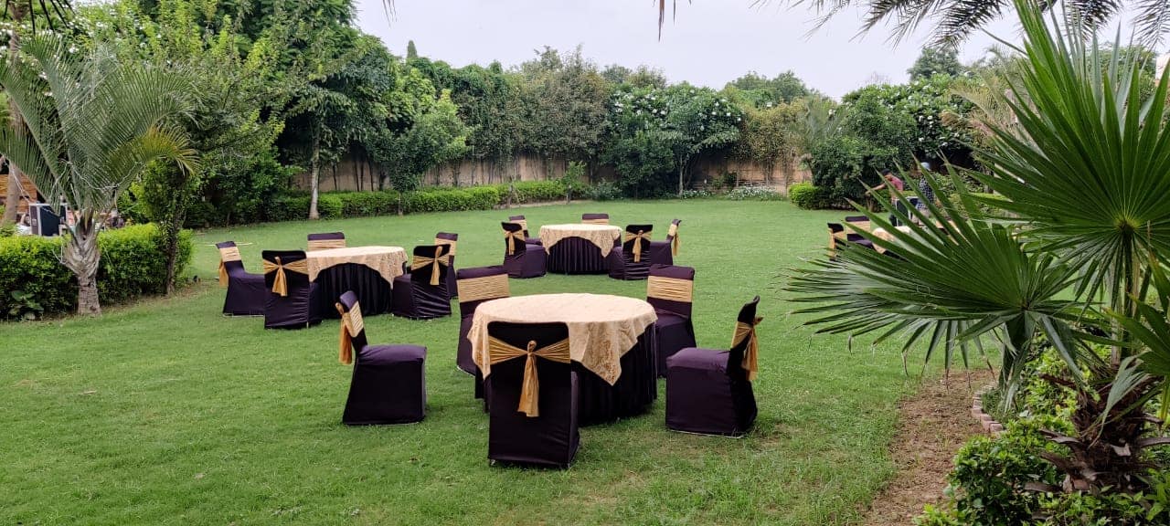 Outdoor Sitting Arrangement at Resort Inn