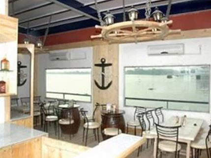 the anchorage bar - the floatel hotel a perfect corporate party place