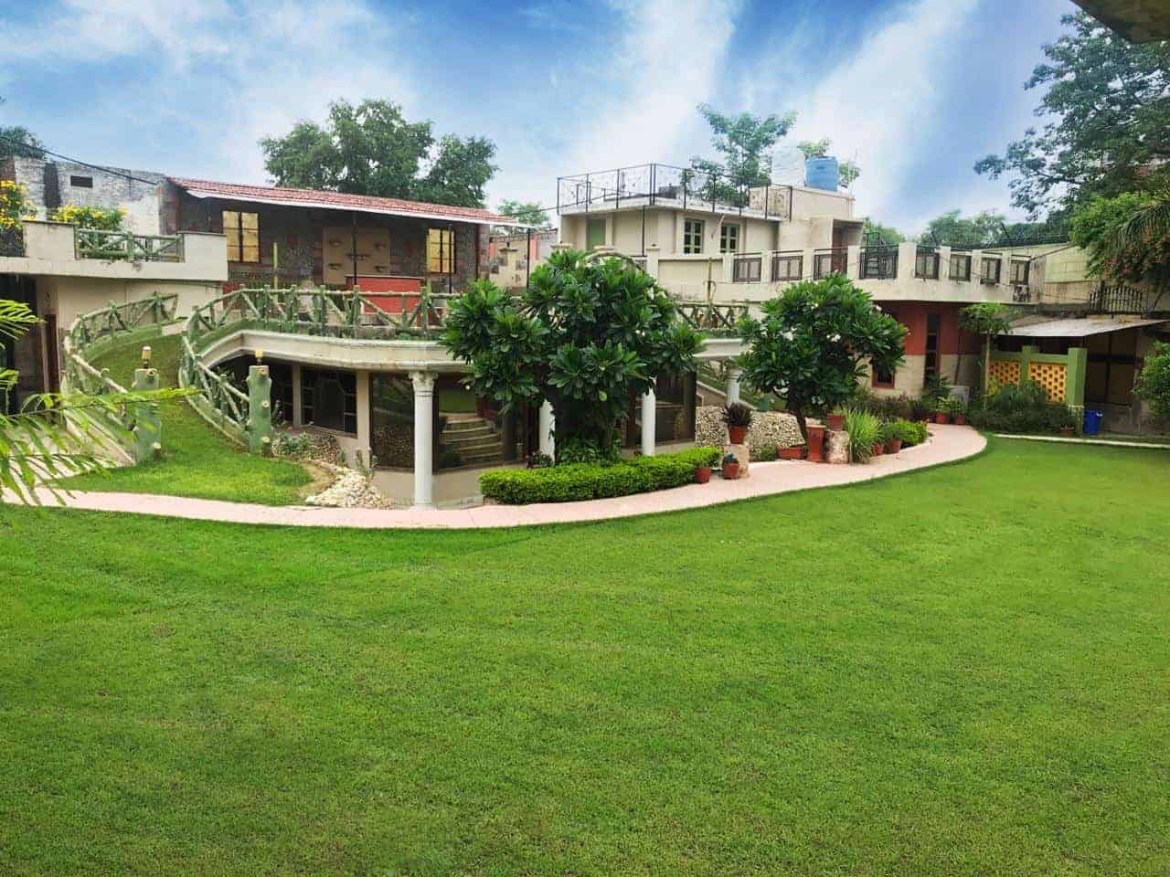 Sainik Farms Villa 1004