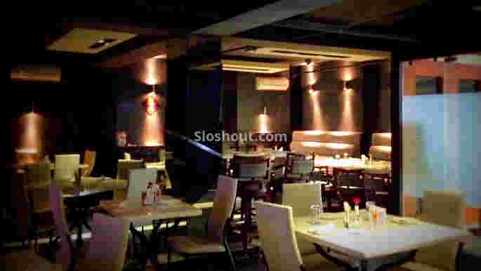Interior of den Kaikhali