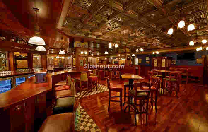 Interior of the moon and sixpence Guindy