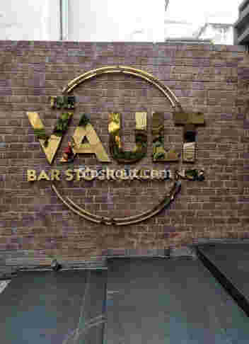 Interior of the vault - bar stock exchange T. Nagar