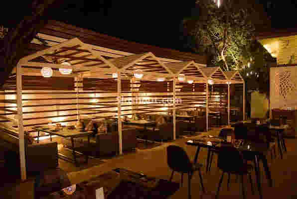 Interior of waikiki Mundhwa