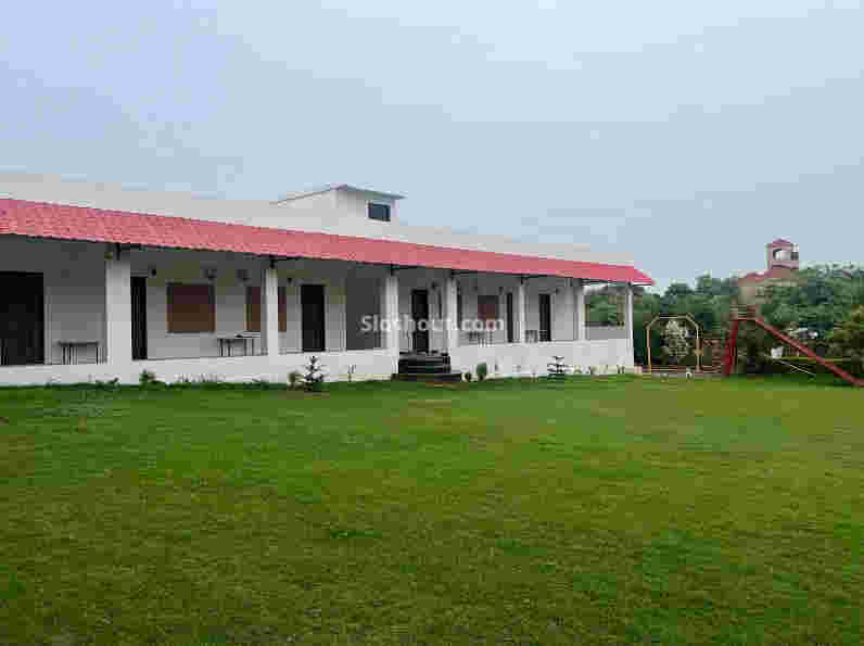 Seating Area of Farmhouse7515