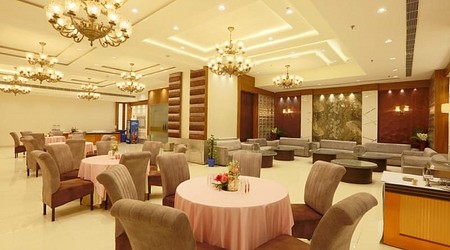 Bar Area at Hotel Sakura By Mapa