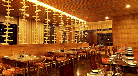 Bar Area at The Metropolitan Hotel and Spa