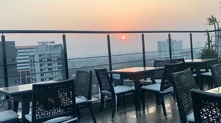 Liqua - Rooftop Poolside Bar | Restaurant in Salt Lake, Kolkata