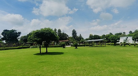 Parties Pictures of Farmhouse 7575