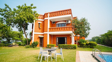 Seating Area of Farmhouse 678