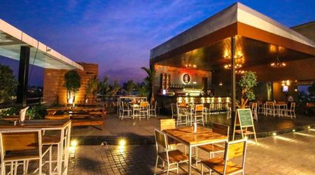 Stone Waters - Kitchen And Lounge Jubilee Hills