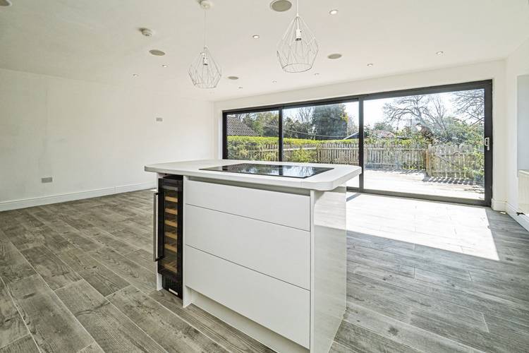 6 bedroom detached house