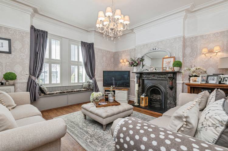 4 bedroom end of terrace house