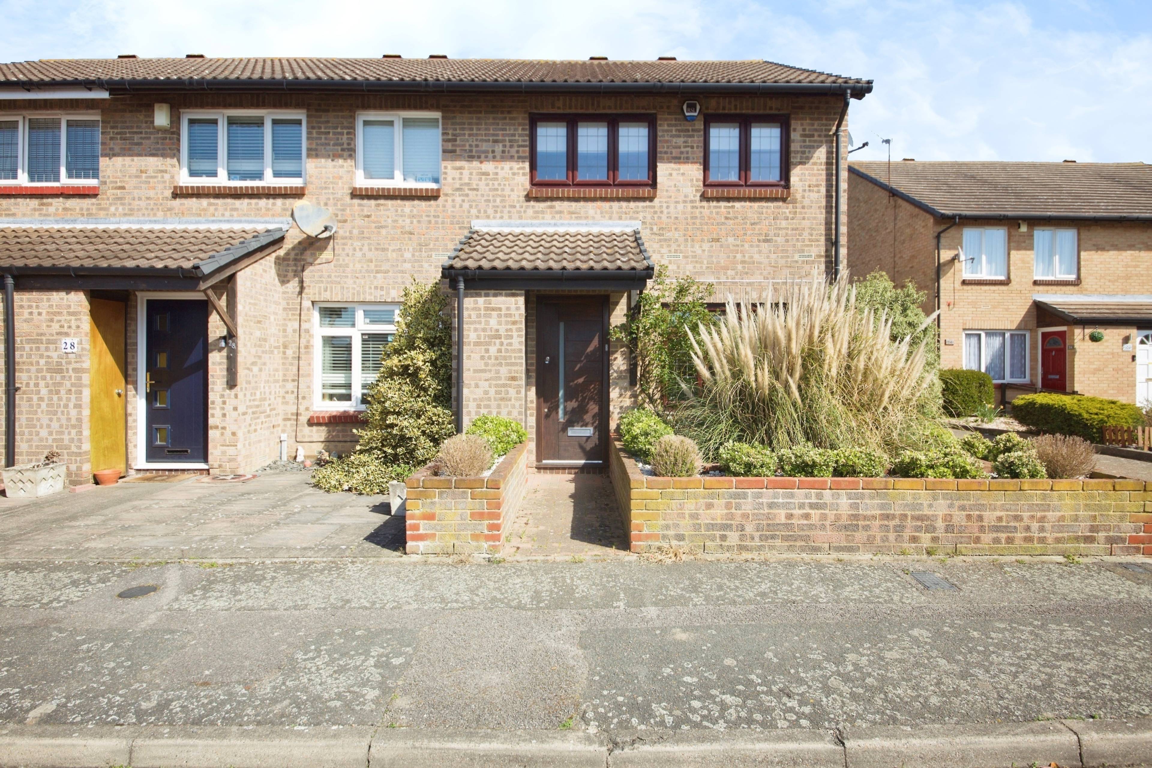 Sarre Avenue, Hornchurch