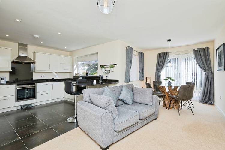 4 bedroom detached house