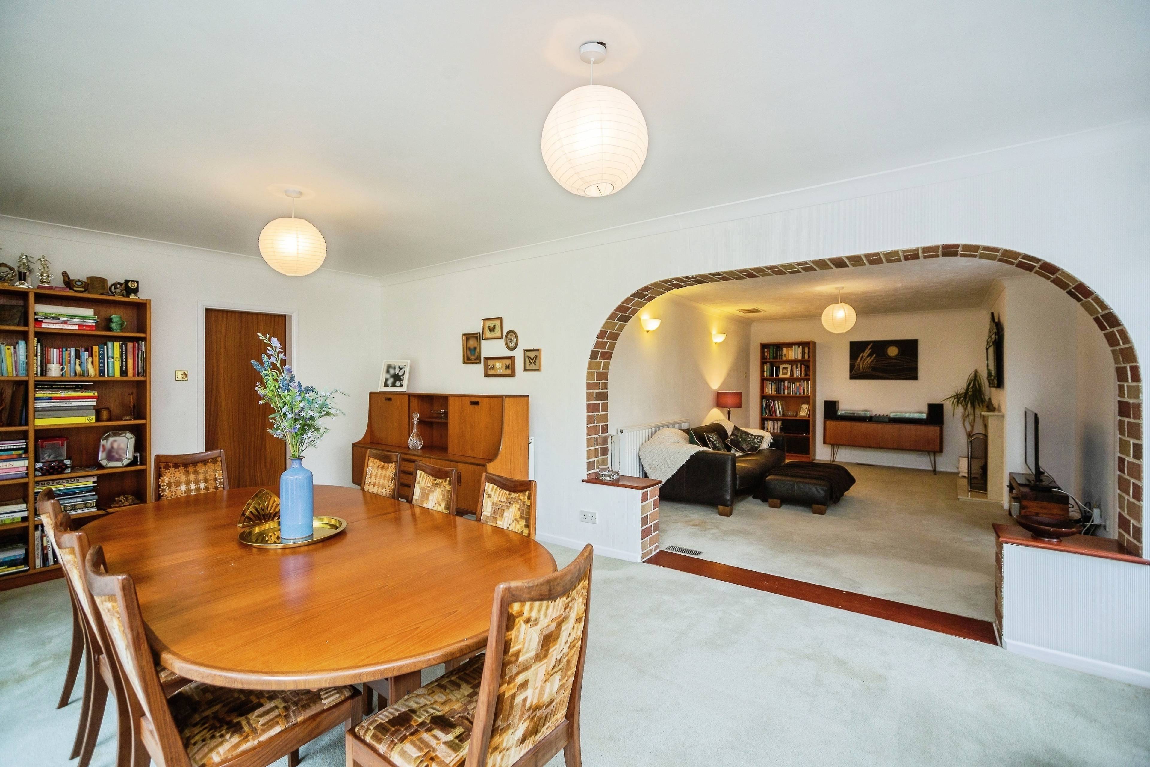 Lounge/Dining Room