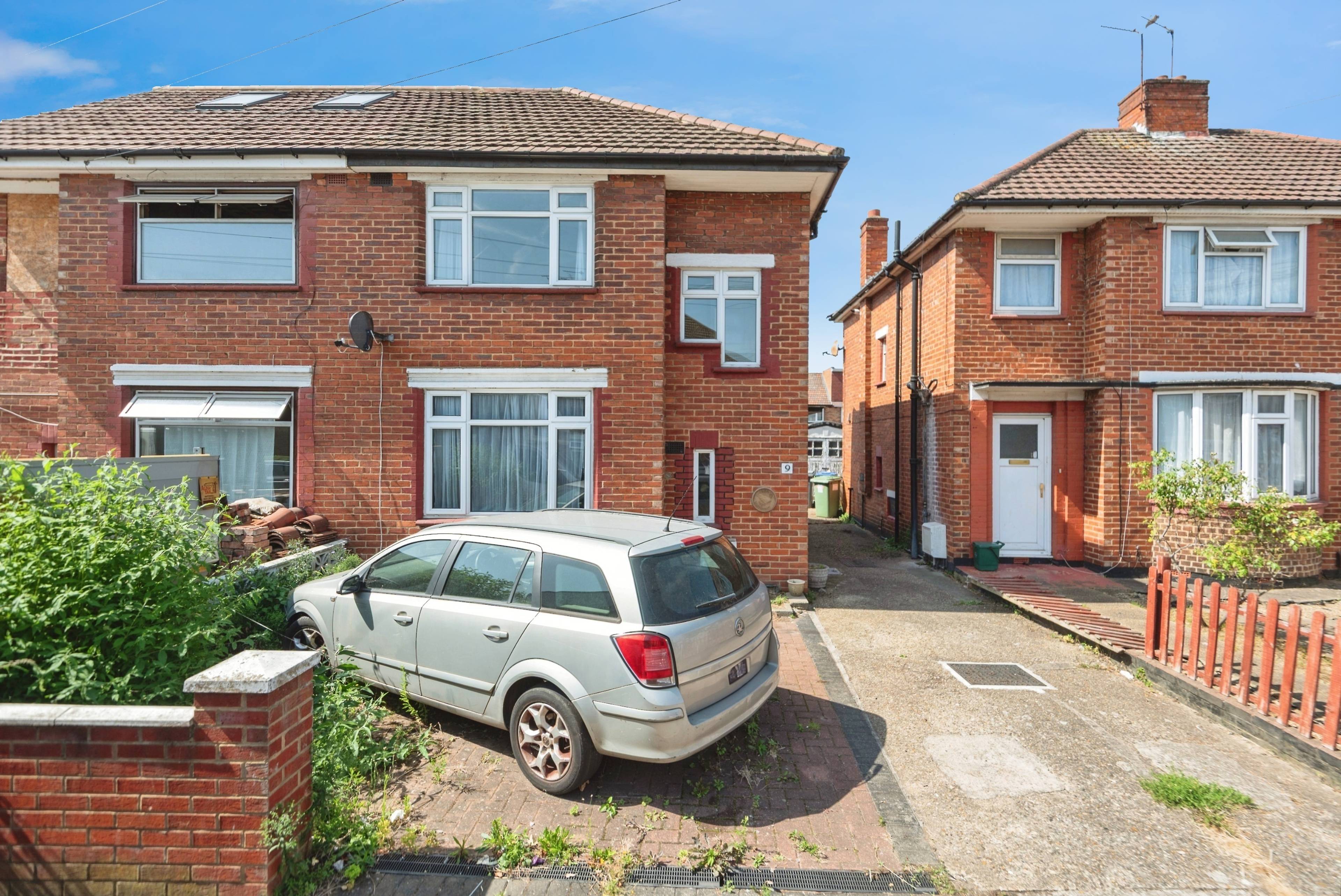 Longley Avenue, Wembley