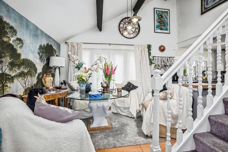 2 bedroom detached house