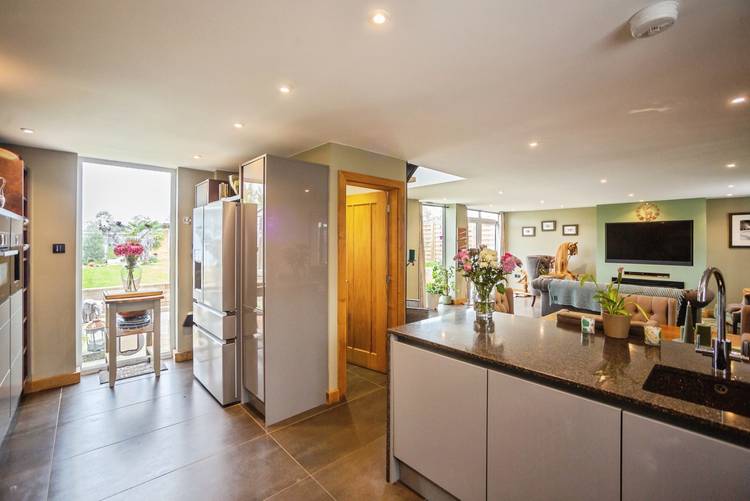 3 bedroom detached house