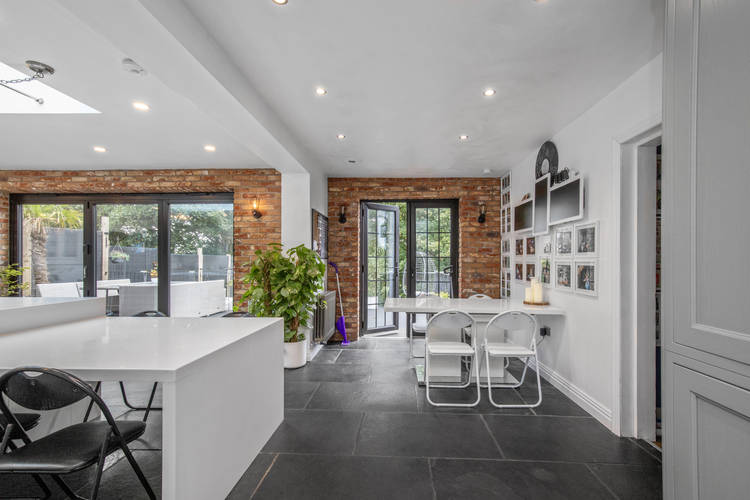 5 bedroom detached house