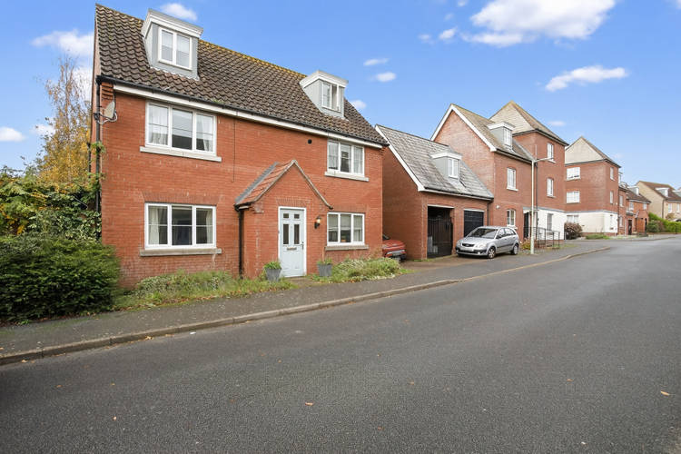 5 bedroom detached house