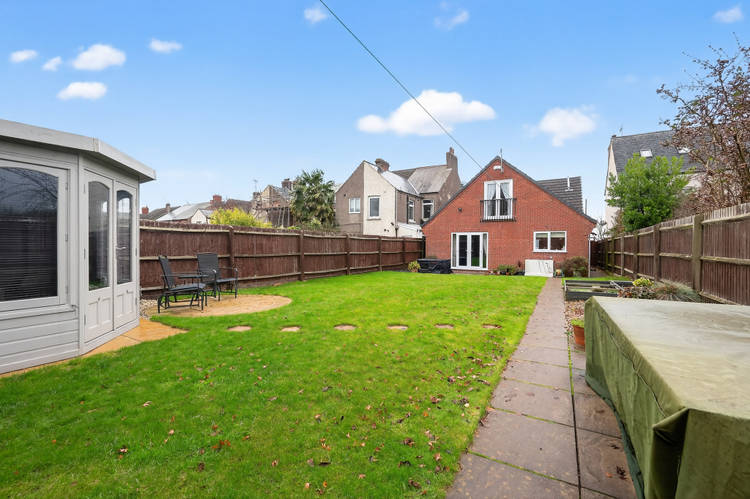 5 bedroom detached bungalow