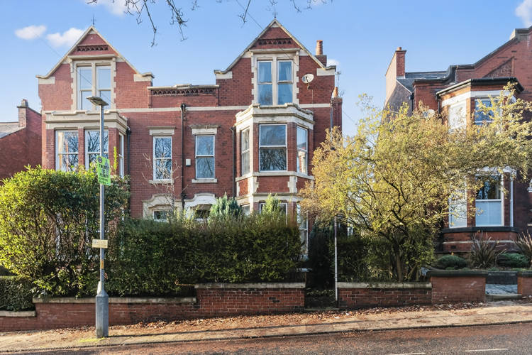 5 bedroom semi-detached house