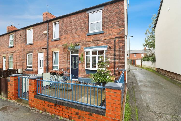 3 bedroom end of terrace house