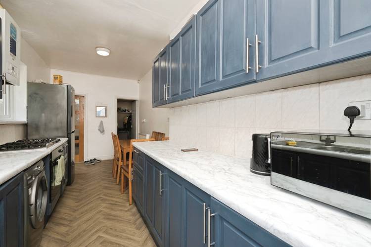 4 bedroom end of terrace house