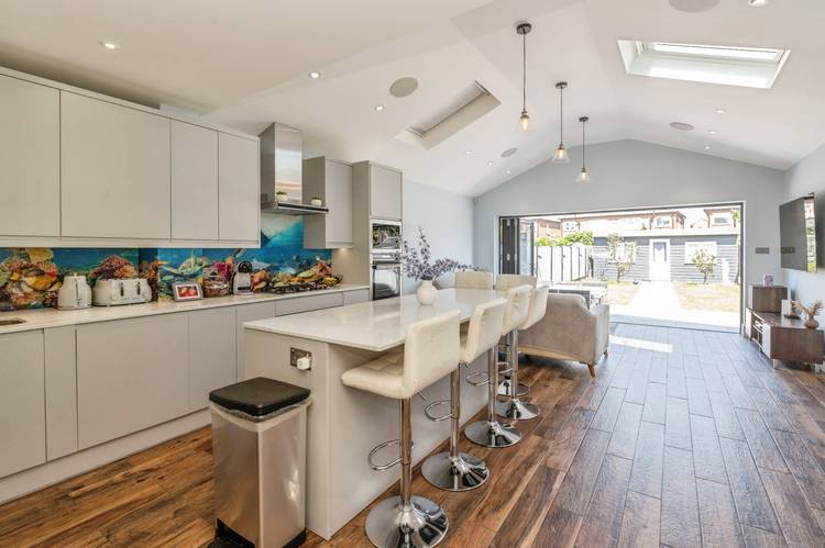3 bedroom end of terrace house