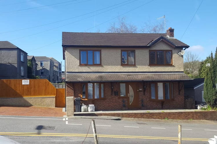 3 bedroom detached house