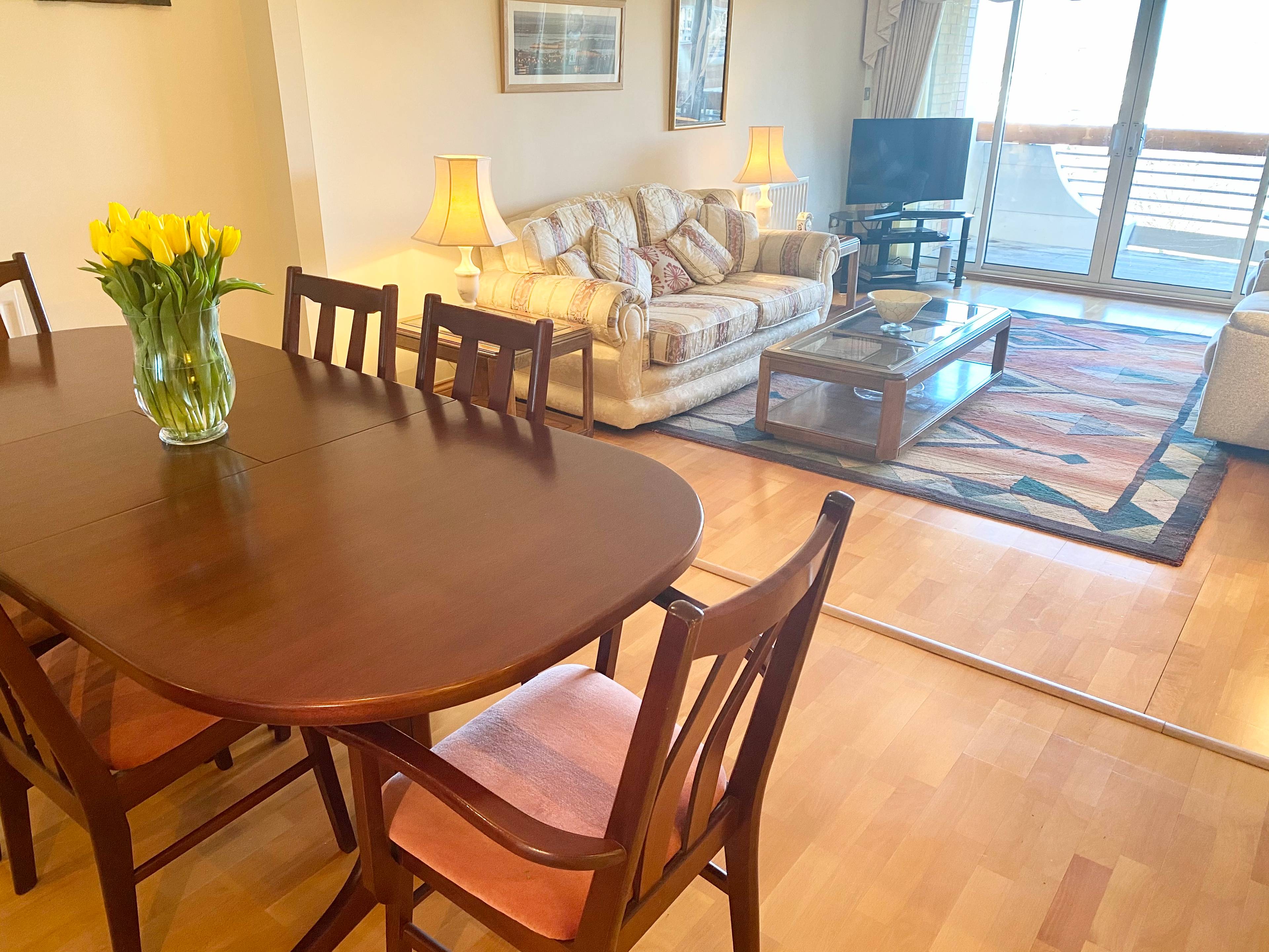 Lounge/Dining Room