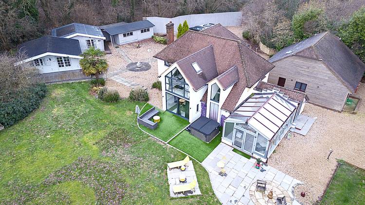 6 bedroom detached house