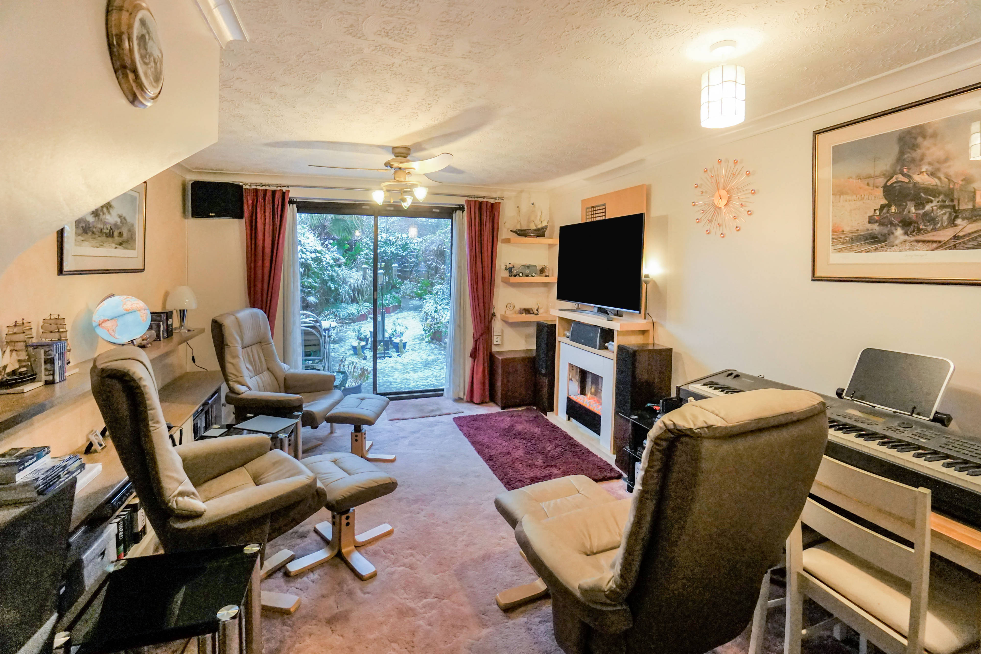Lounge/Dining Room