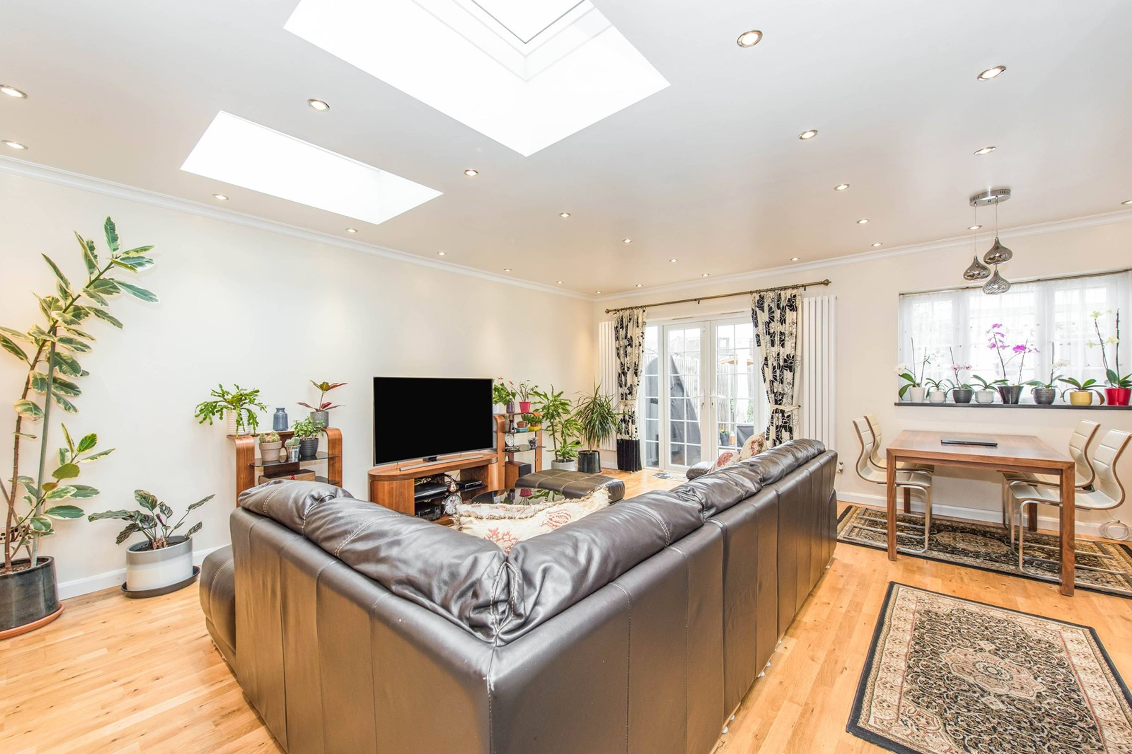 Lounge/Dining Room