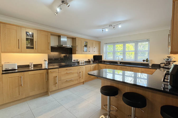 5 bedroom detached house