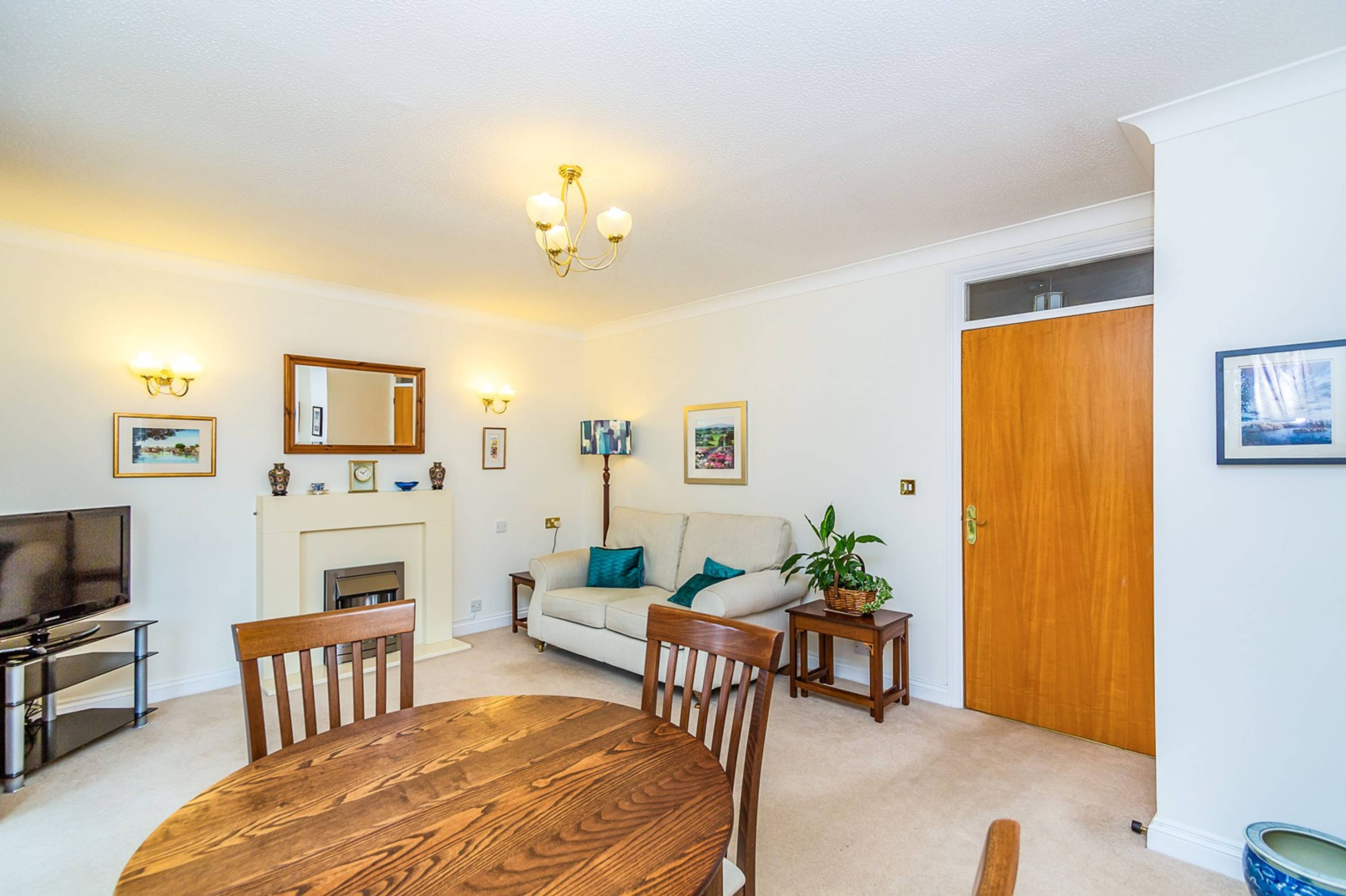 Lounge/Dining Room