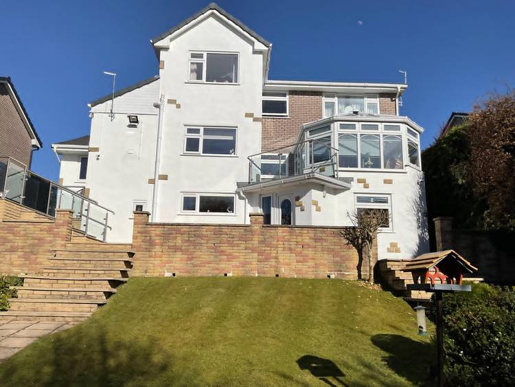 5 bedroom detached house