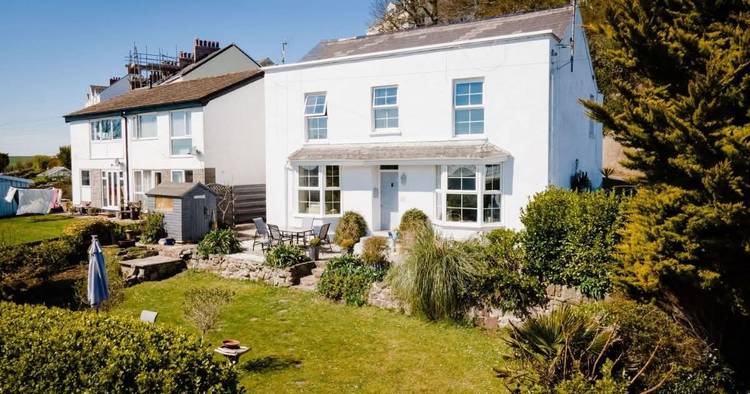 5 bedroom detached house