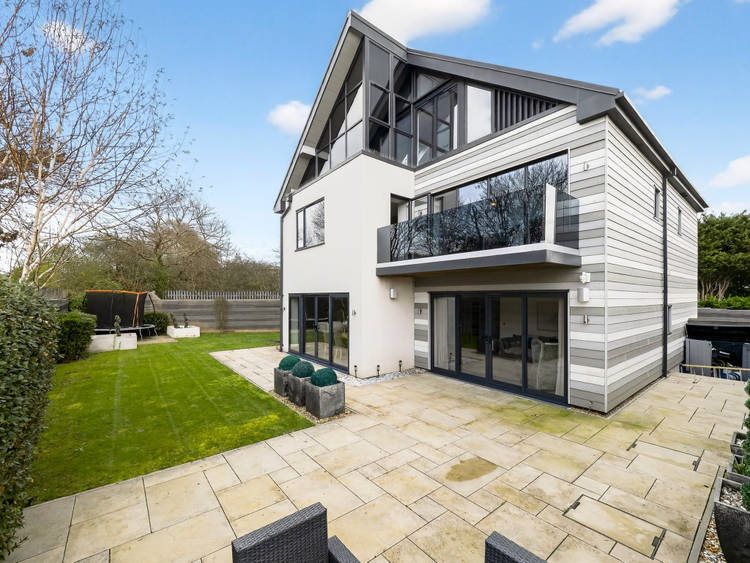 5 bedroom detached house