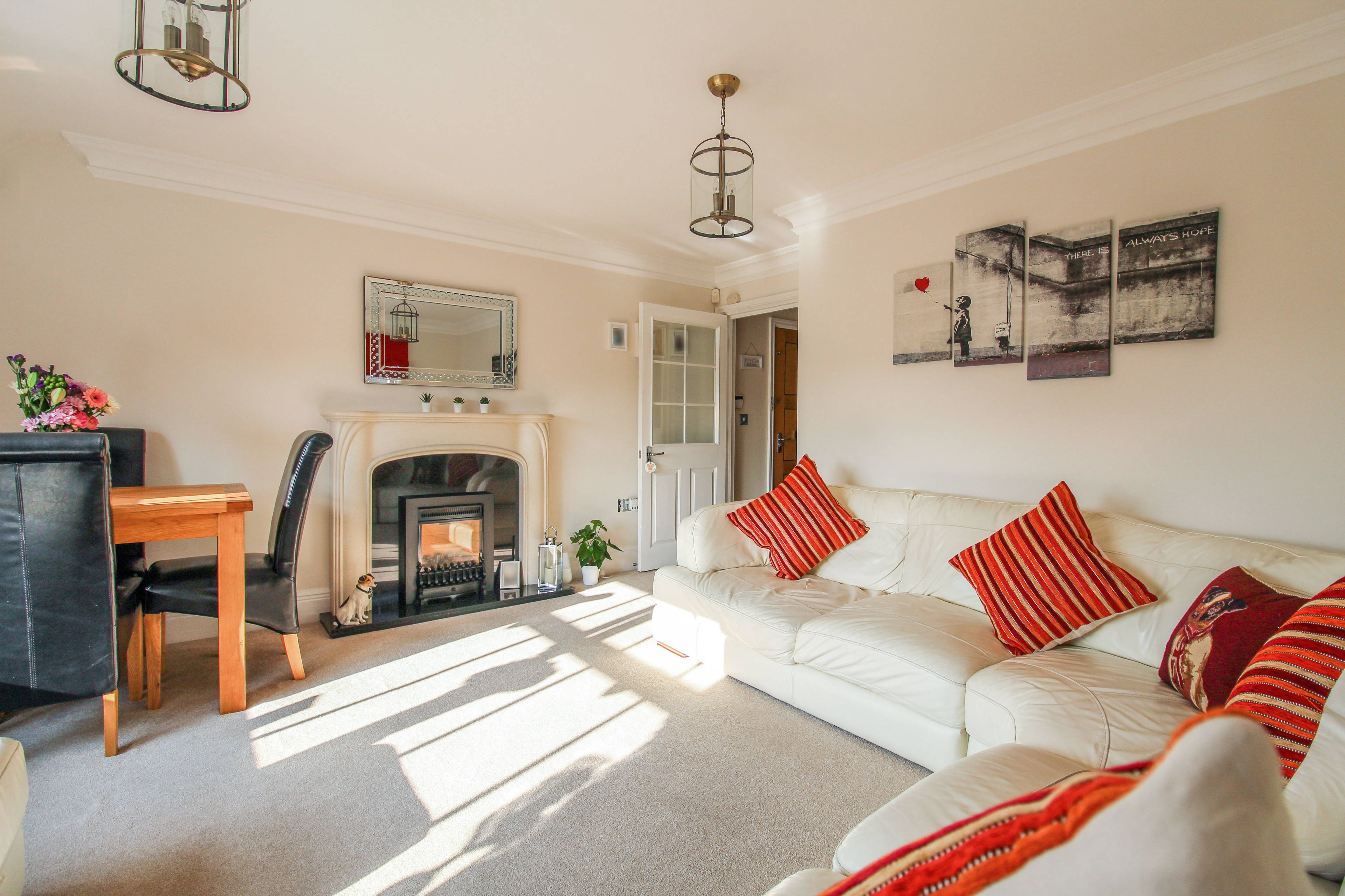 Lounge/Dining Room
