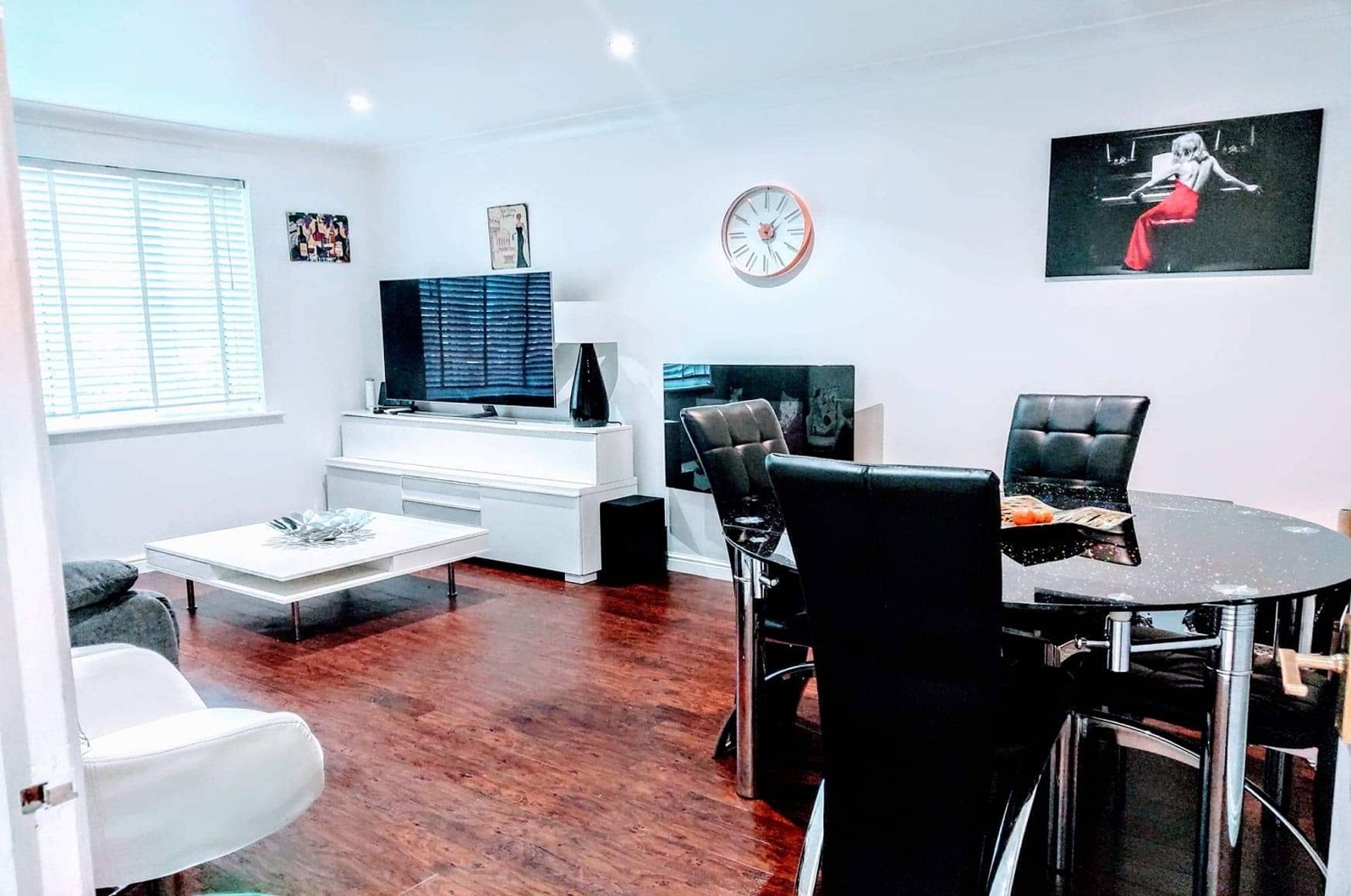 Lounge/Dining Room