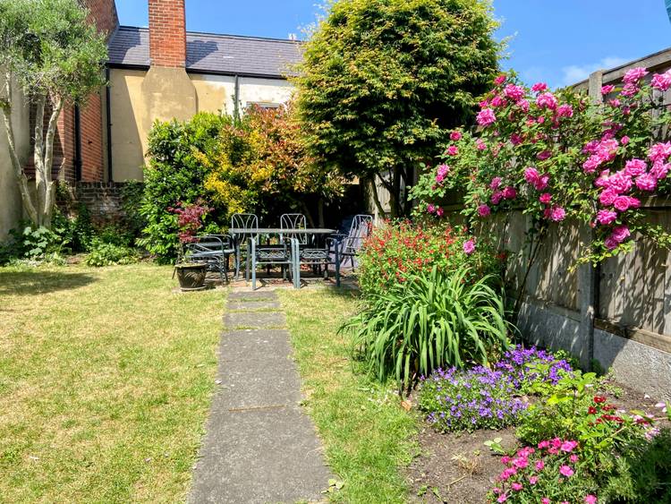 3 bedroom end of terrace house