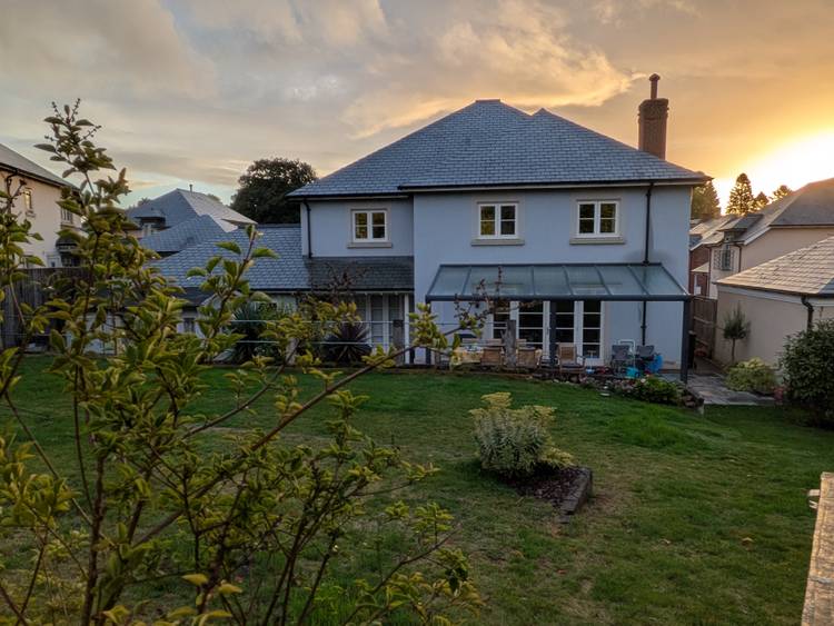 5 bedroom detached house