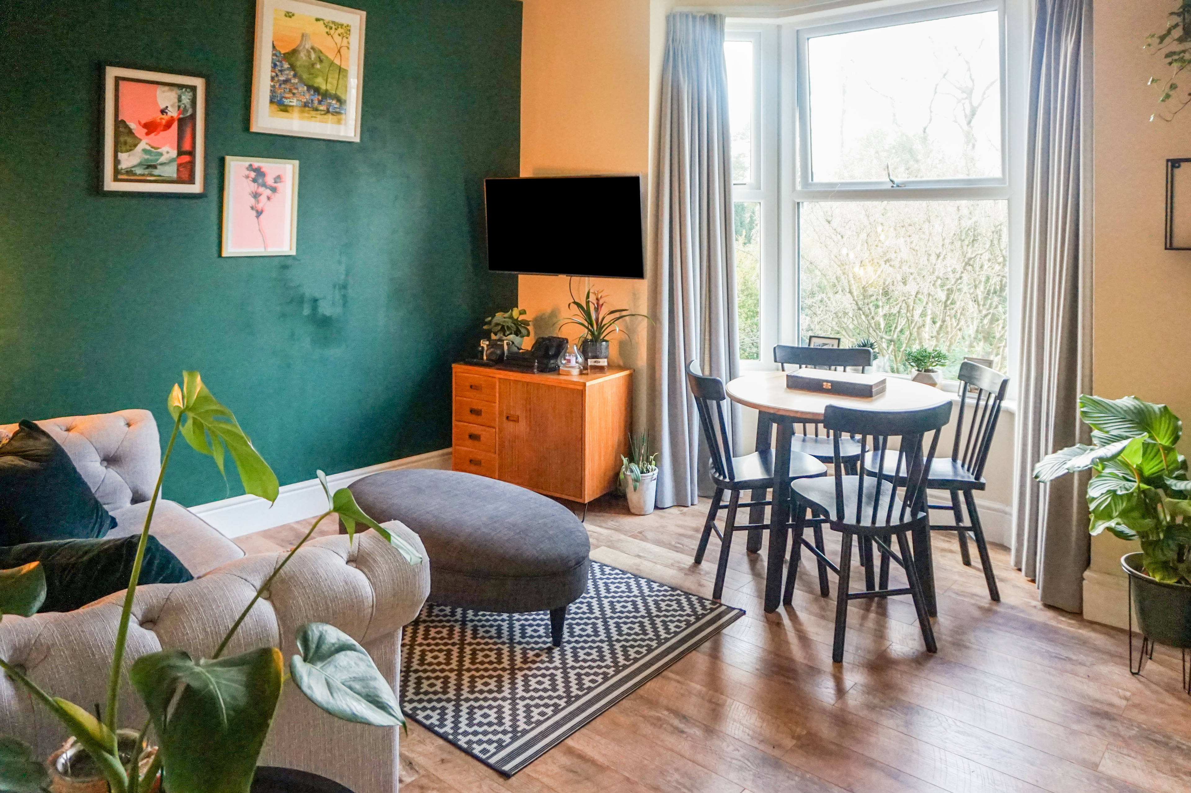 Lounge/Dining Room
