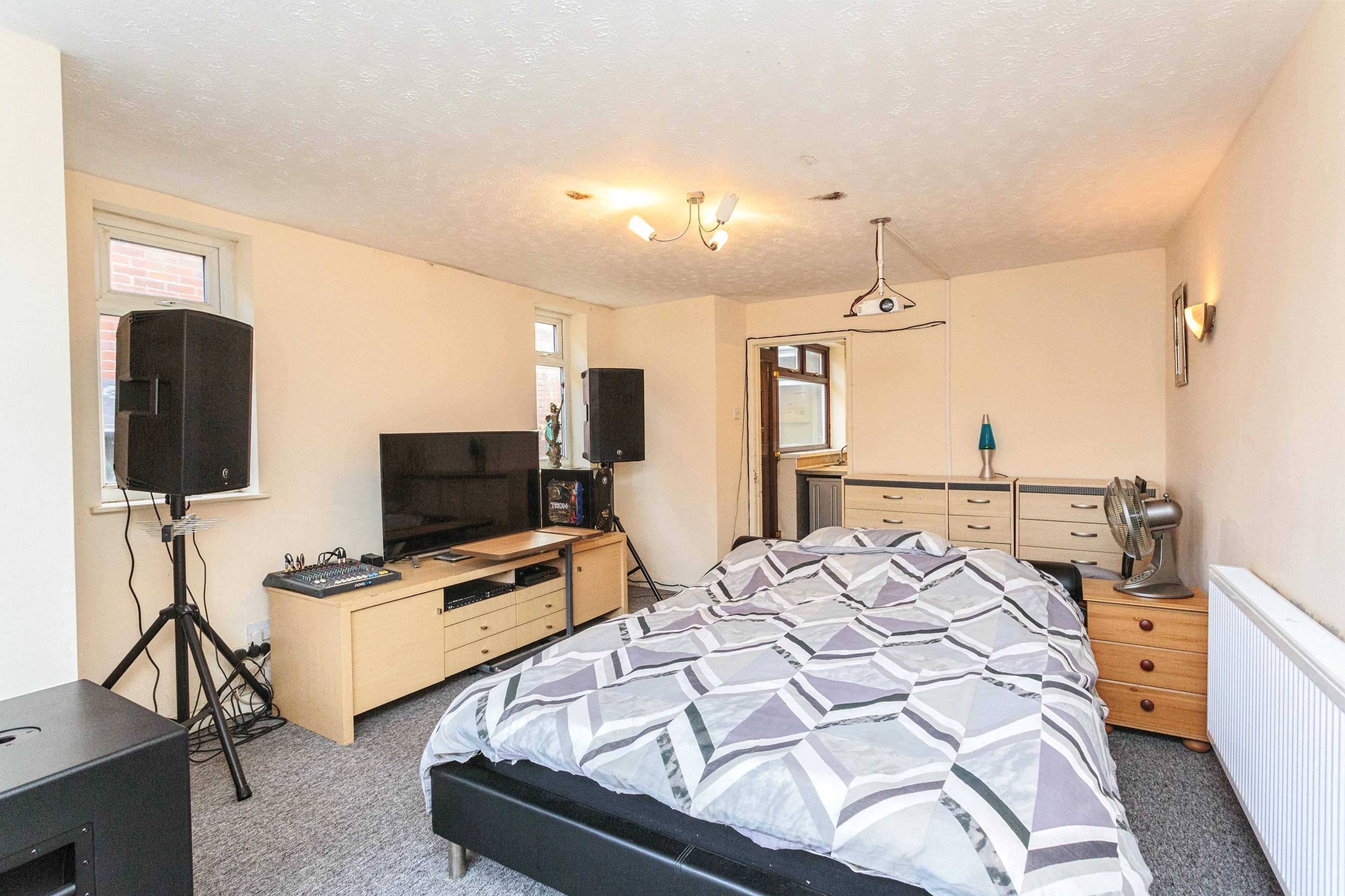 Living Room/Bedroom