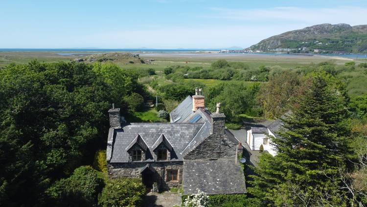 5 bedroom detached house