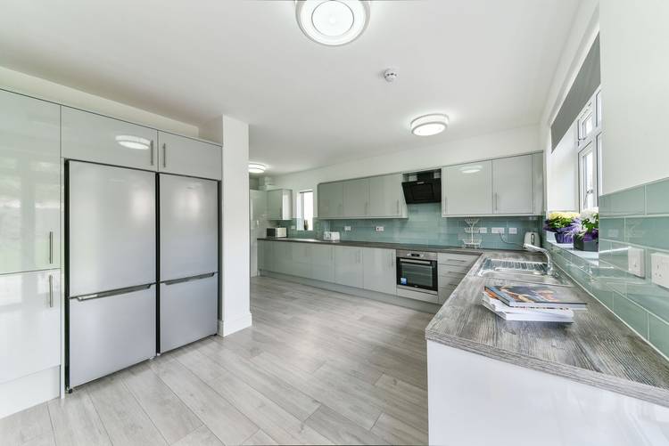 6 bedroom semi-detached house